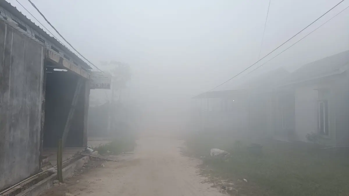 Kondisi kabut asap di salah safu perumahan di Sampit, Kabupaten Kotawaringin Timur, Senin (31/8/2026). (Usay Nor Rahmad/Radar Sampit)&nbsp;