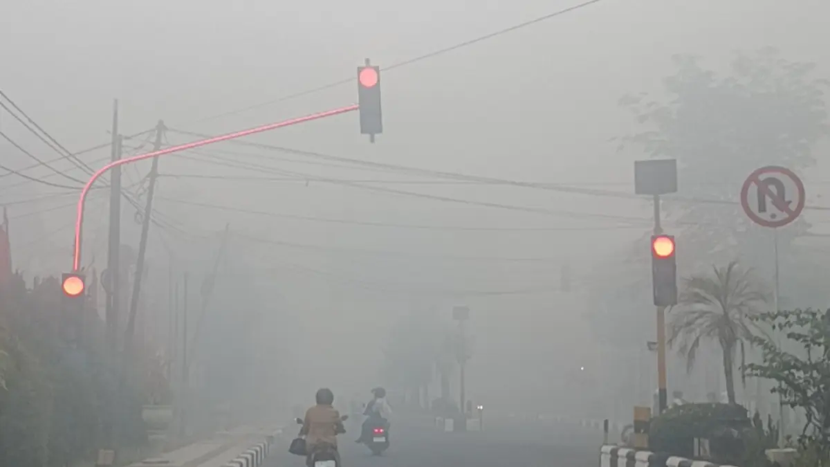 Lampu pengatur lalu lintas di salah satu ruas jalan di Sampit, Kabupaten Kotawaringin Timur, nyaris tak terlihat, akibat kabut asap, Senin (31 /8 /2026). (Usay Nor Rahmad /Radar Sampit)