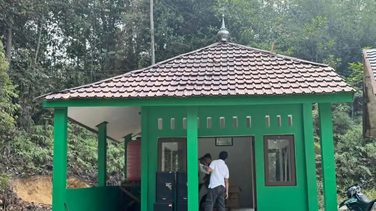 PT PLN (Persero) Unit Induk Pembangunan Kalimantan Bagian Barat (UIP KLB) melalui Unit Pelaksana Proyek Kalimantan Bagian Barat 3 (UPP KLB 3) menyiapkan proses serah terima pembangunan mushola di kawasan Taman Hutan Raya (Tahura) Lapak Jaru, Kabupaten Gunung Mas, Kalimantan Tengah. 