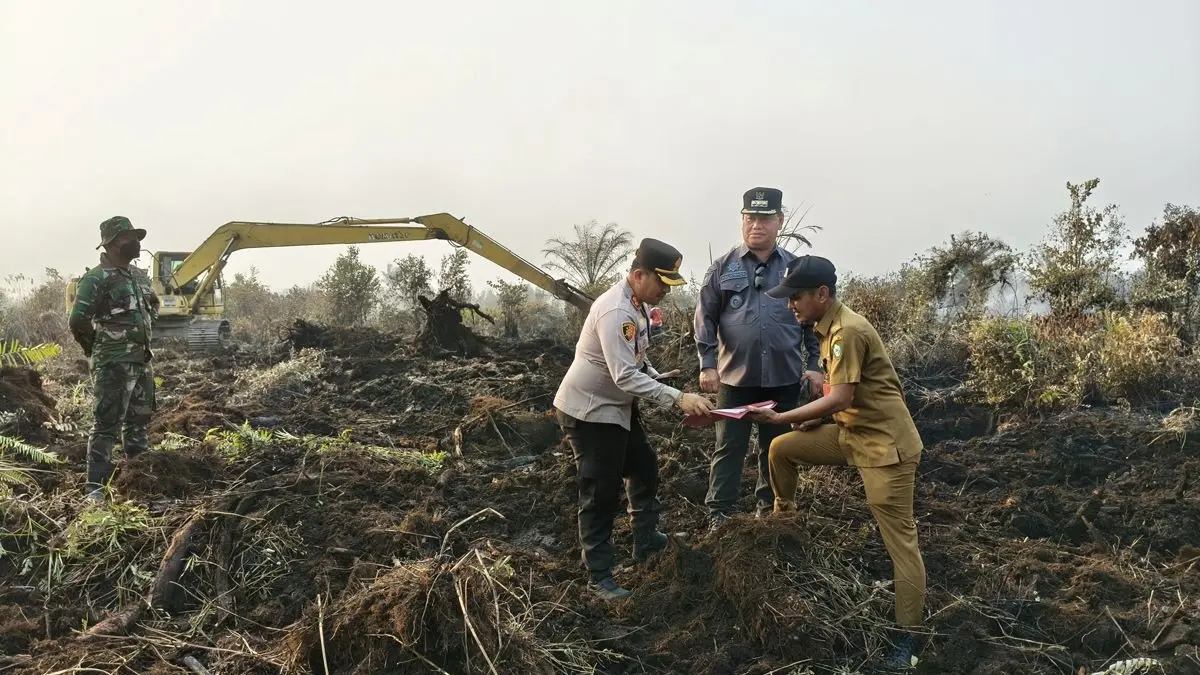 KARHUTLA: Bupati Kotim Halikinnor bersama Kapolres Kotim AKBP Resky Maulana Zulkarnain didampingi Kepala Dinas SDABMBKPRKP Kotim Mentana Dhinar Tistama memantau pengerahan alat berat untuk membuat kanal dan sekat bakar di kawasan Bandara Sampit, Selasa (1/9/2026). FOTO: DISKOMINFO KOTIM/RADAR SAMPIT