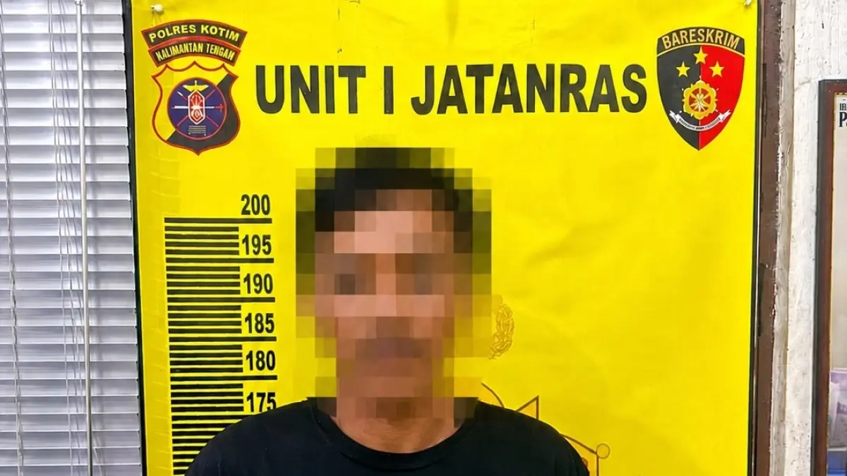 BAKAR LAHAN: EP (37), pelaku pembakaran lahan saat diamankan di kantor polisi. HUMAS/RADAR SAMPIT