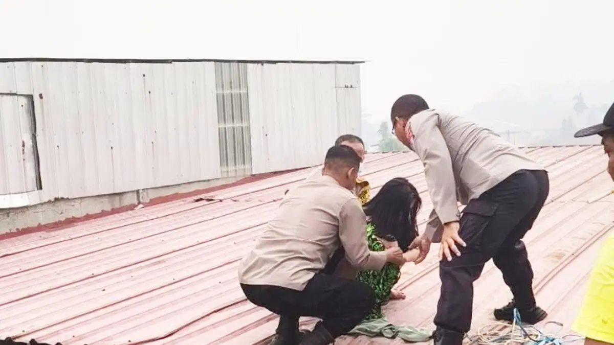 EVAKUASI : Polisi mengevakuasi Perempuan ODGJ yang membuat resah warga Jalan Merak, Kecamatan Jekan Raya, Kota Palangka Raya. FOTO: IST/RADAR SAMPIT