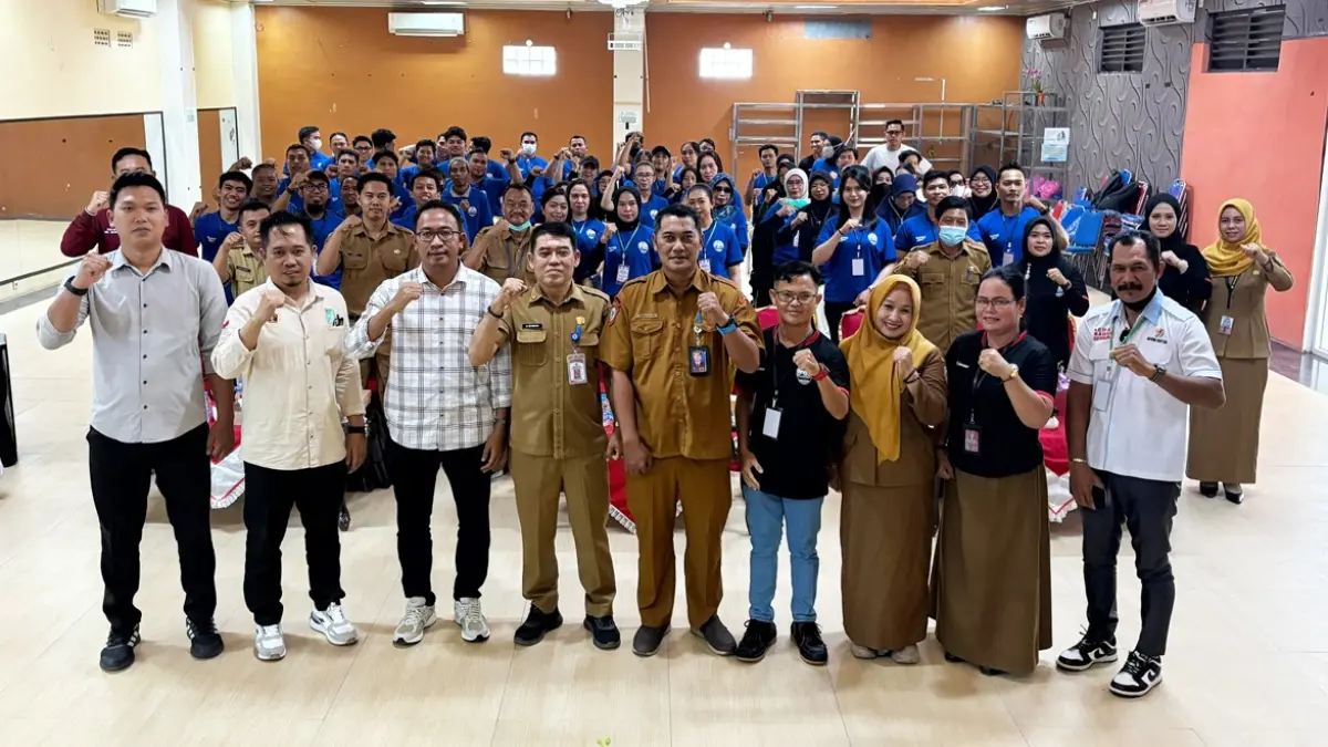 FOTO BERSAMA: Pembukaan pelatihan peningkatan kompetensi guru PJOK serta pelaku olahraga di Kotim, Senin (31/8/2026). FOTO: YUNI/RADAR SAMPIT