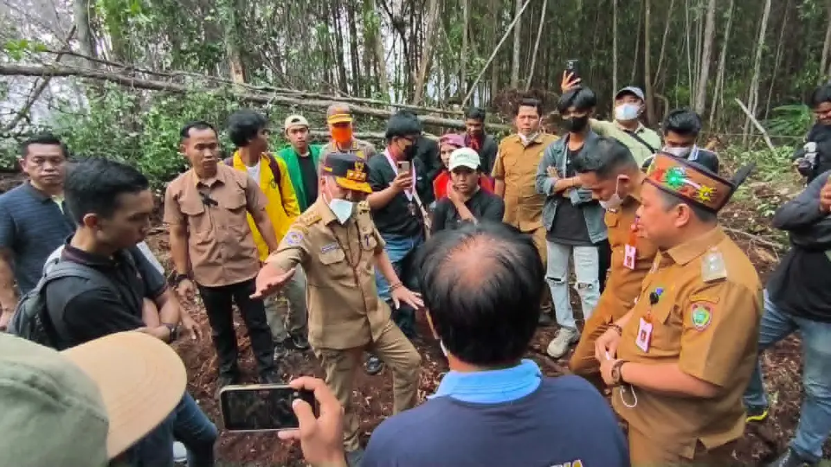 Gubernur Kalteng Agustiar Sabran, ketika ikut turun ke lokasi Karhutla di sekitar kawasan UPR, Selasa (1/9).(dodi/radarsampit)