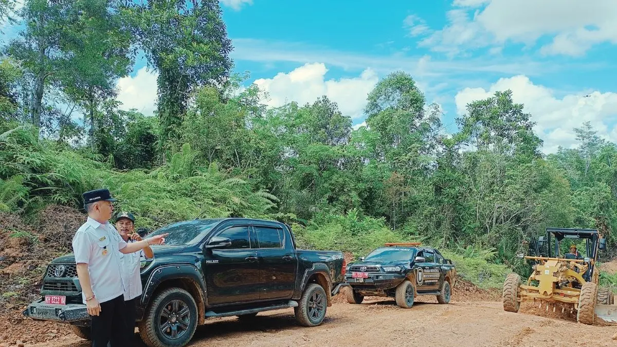 INFRASTRUKTUR: Bupati Gunung Mas Jaya S Monong saat meninjau salah satu ruas jalan yang sedang dilakukan penanganan menggunakan alat berat. FOTO: IST/RADAR SAMPIT