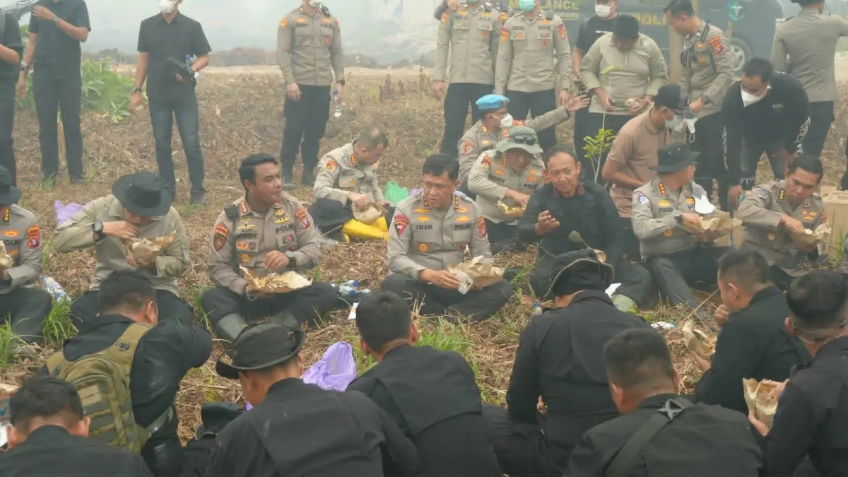 Kapolda Kalteng Irjen Pol Iwan Kurniawan, ketika duduk bersama satgas penanganan karhutla di Tumbang Nusa, Pulang Pisau, Selasa (1/9). (ist)
