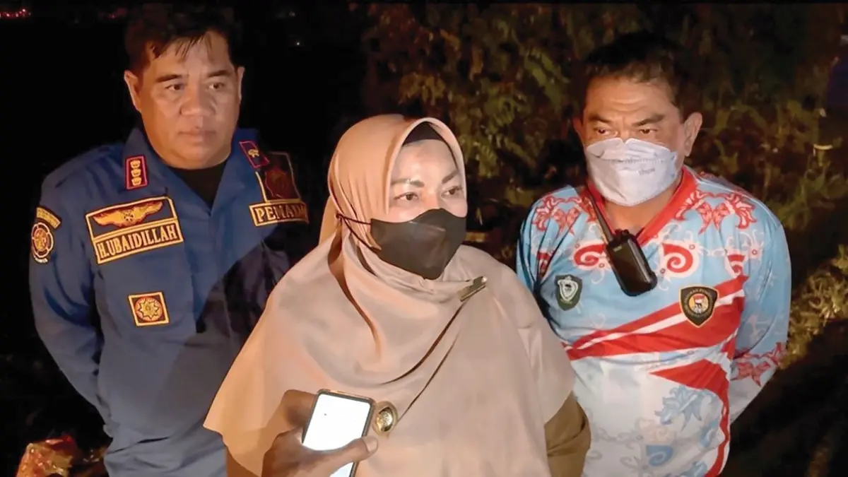 KARHUTLA: Wabup Kotim Irawati saat terjun langsung penanganan di salah satu titik Karhutla, belum lama tadi. FOTO: YUNI/RADAR SAMPIT 