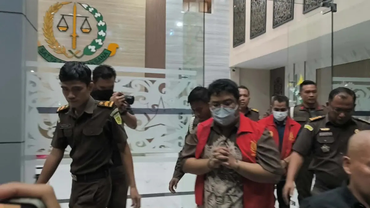 Kejaksaan Tinggi (Kejati) Kalimantan Tengah menetapkan dua pejabat sekretariat KPU Kotim sebagai tersangka, Senin (31/8/2026) malam. Keduanya langsung ditahan setelah menjalani pemeriksaan. (Dodi/Radar Sampit)
