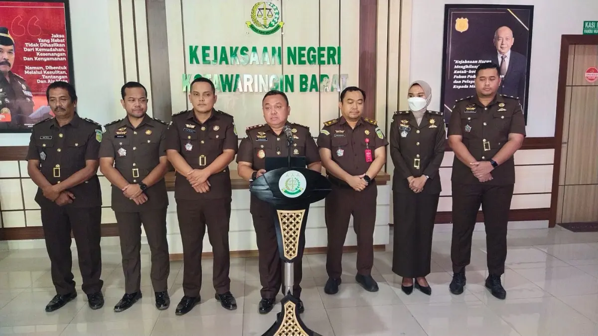Kepala Kejari Kobar, Nurwinardi, saat menyampaikan press release capaian kinerja Kejaksaan periode Januari hingga Agustus 2026, Selasa (1/9/2026) (syamsudin/radar sampit)