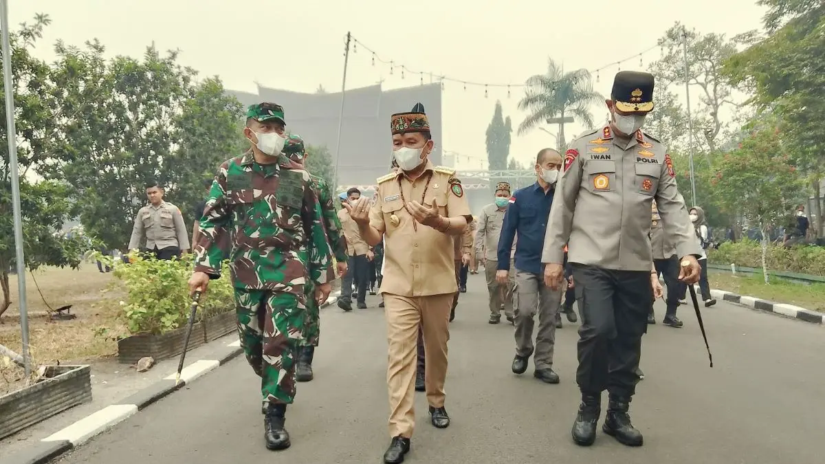 KOMPAK: Gubernur Kalteng, Kapolda, dan Pangdam pada kegiatan gelar pasukan penanganan Karhutla, Senin (31/8/2026). FOTO: IST/RADAR SAMPIT