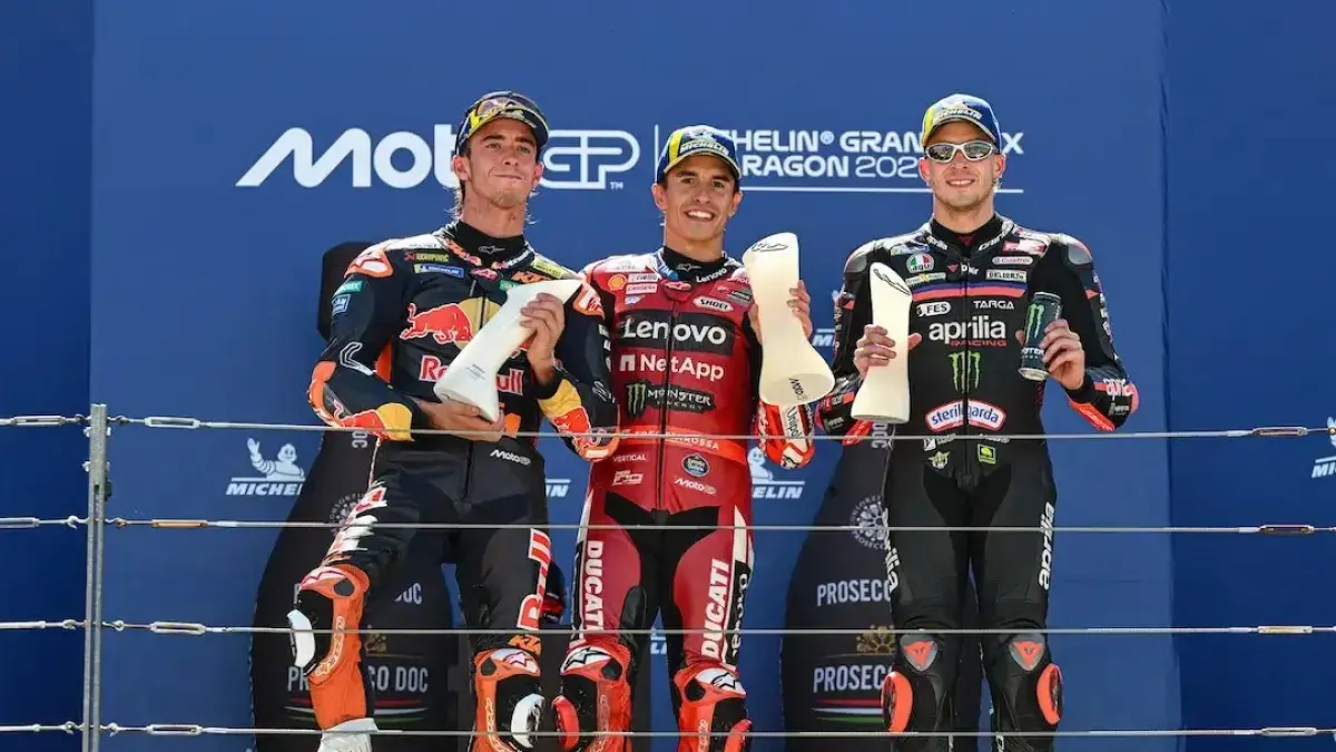 Marc Marquez diapit Pedro Acosta dan Marco Bezzecchi, usai menjuarai kelas utama MotoGP Aragon, Minggu (30/8) malam WIB.(net)