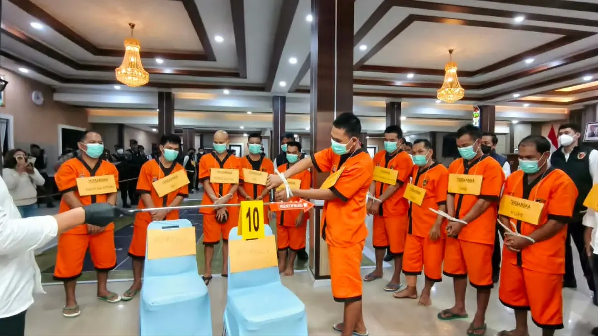 Para tersangka tragedi di Tumbang Kalemei saat memperagakan reka ulang kejadian di Mapolda Kalteng, Senin (31/8).(dodi/radarsampit)