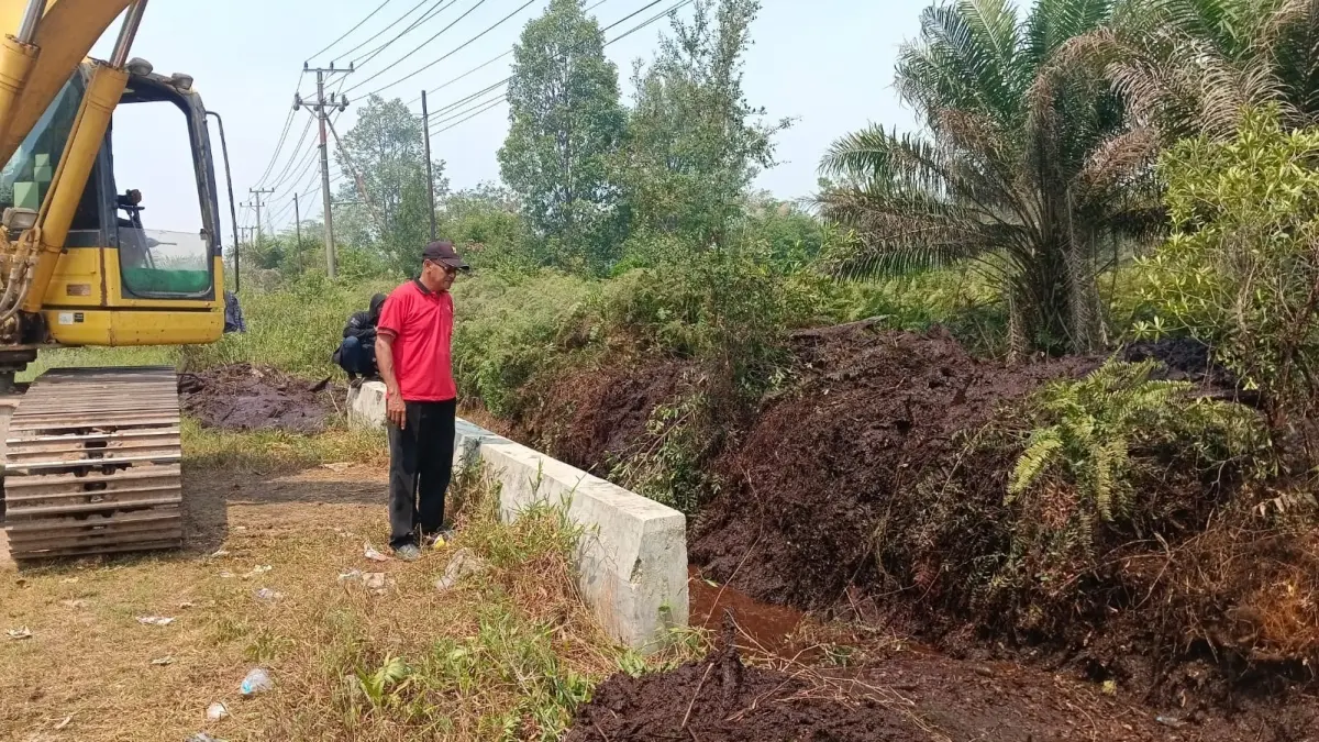 Pengerahan alat berat dari Dinas SDABMBKPRKP Kotim untuk penggalian embung di Jalan Ir Soekarno, baru-baru tadi.(istimewa/SDABMBKPRKP Kotim)