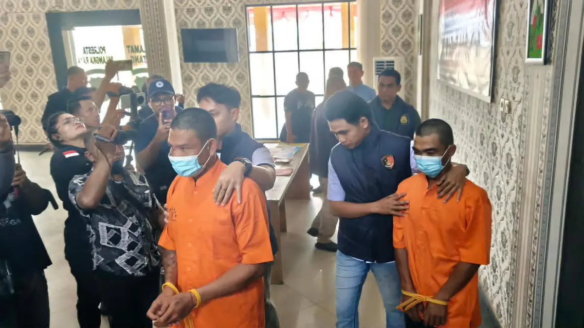 Pihak kepolisian saat menggiring dua tersangka pembakaran lahan, di Mapolresta Palangka Raya, belum lama tadi.(istimewa)