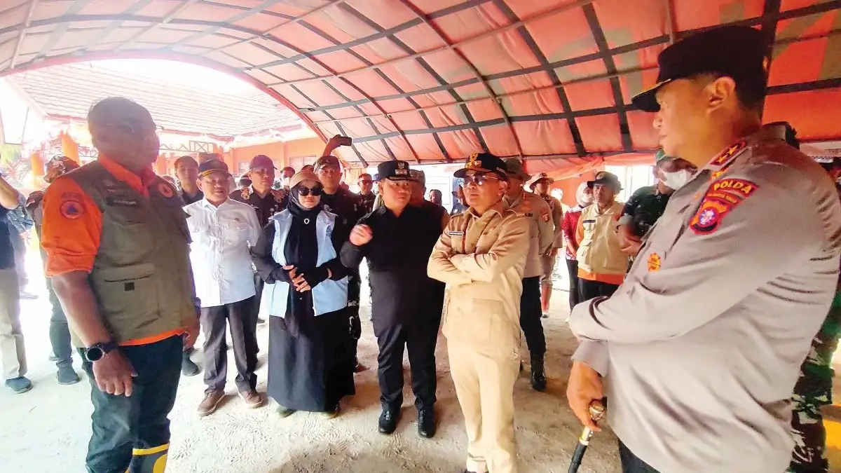 POSKO KARHUTLA: Bupati Kotim Halikinnor mendampingi Gubernur Kalteng Agustiar Sabran beserta unsur Forkopimda Provinsi Kalteng saat meninjau posko Karhutla di kantor BPBD Kotim, baru-baru tadi. FOTO: YUNI/RADAR SAMPIT 