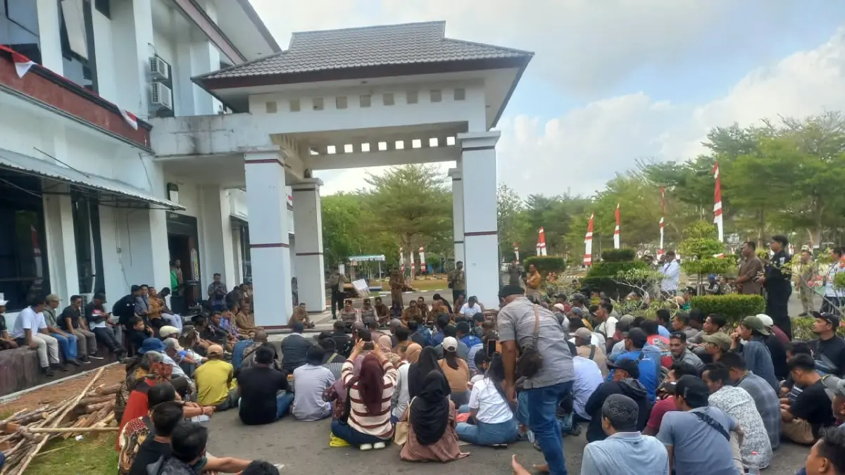 Puluhan warga Desa Terawan, Rungau Raya, Bangkal, dan Selunuk mendatangi Kantor Bupati Seruyan, Senin (31/8), untuk menagih kepastian pemerintah daerah. (Rifani/Radar Sampit)