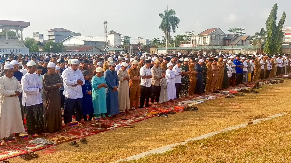 Salat Istisqa di Lapangan Gagah Lurus, Kuala Pembuang, Senin (31/8). (Rifani/Radar Sampit) 