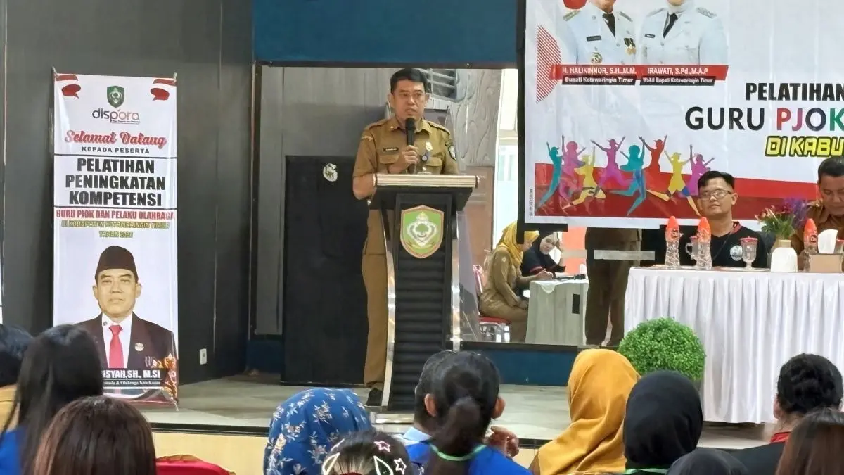 SAMBUTAN: Kepala Dispora Kotim Muhammad Irfansyah sambutan pada pembukaan pelatihan peningkatan kompetensi guru PJOK dan pelaku olahraga, Senin (31/8/2026). FOTO: YUNI/RADAR SAMPIT