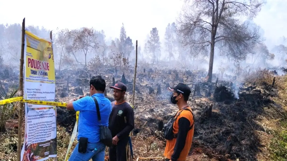 Satreskrim Polres Kotim saat memasang garis polisi di lokasi lahan terbakar Desa Camba, Kecamatan Kota Besi, Kotim, baru-baru tadi.(Istimewa/Humas Polres Kotim)