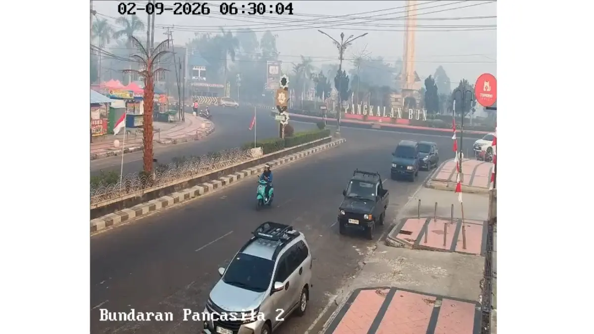 Asap tebal tidak hanya mengganggu jarak pandang pengendara, tetapi juga mulai masuk ke permukiman warga dan membuat kualitas udara menurun. Salah satu titik yang diselimuti kabut asap di kota Pangkalan Bun. (istimewa)