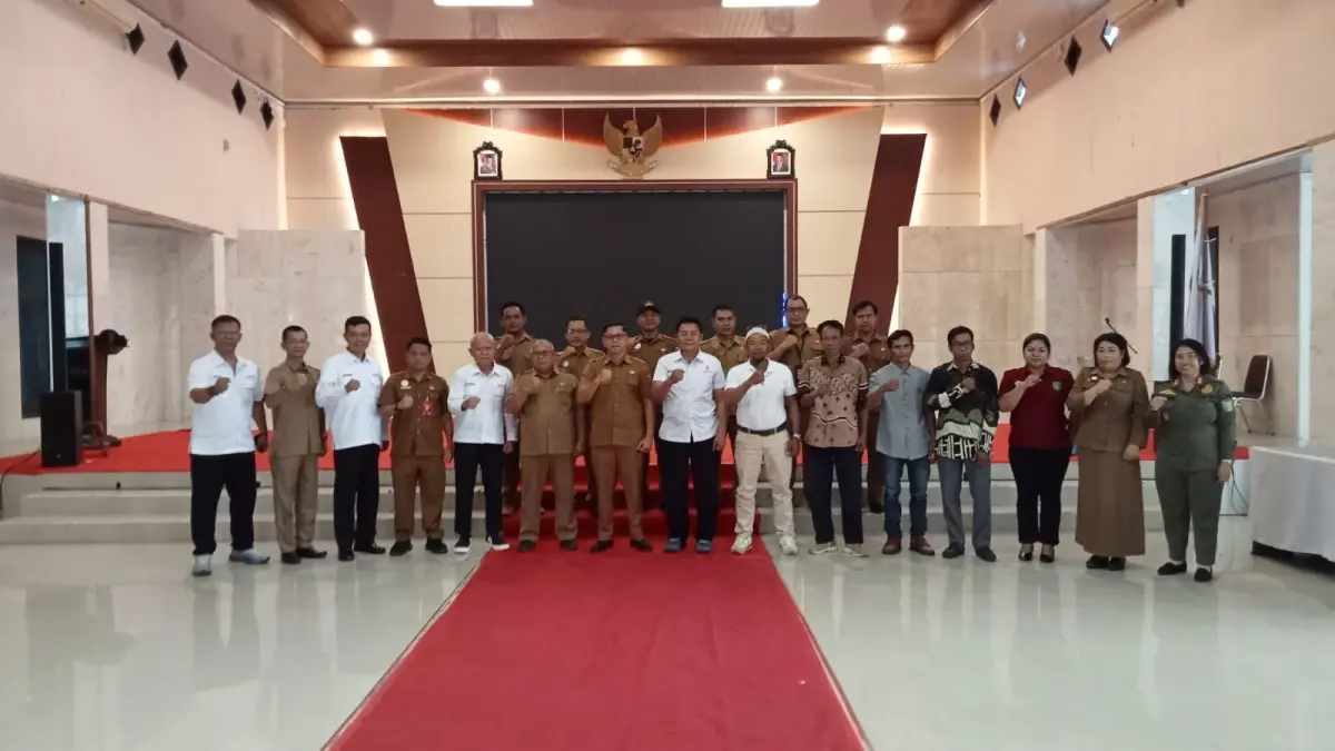 Asisten Pemerintahan dan Kesra Setda Sukamara Yofi Yudistira bersama dengan pihak PT Agrinas dan KUD. (Fauziannur/Radar Sampit)