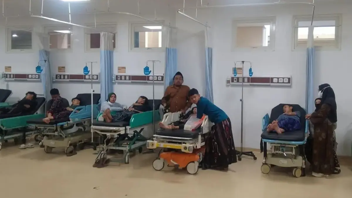 BERDATANGAN: Puluhan santri dirujuk ke RSUD RT Notopuro Sidoarjo, Rabu (2/9). (DIKY SANSIRI/RADAR SIDOARJO)