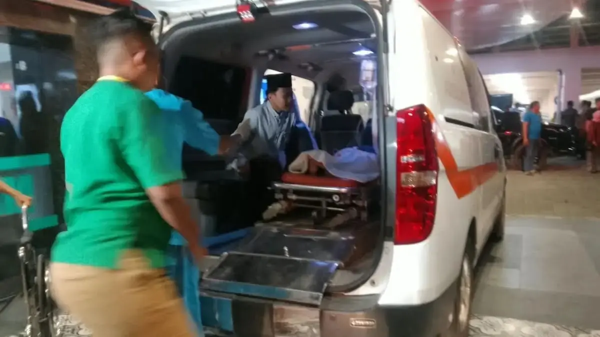 DARURAT: Santri yang diduga keracunan MBG terus berdatangan di RSUD RT Notopuro. (DIKY SANSIRI/RADAR SIDOARJO)