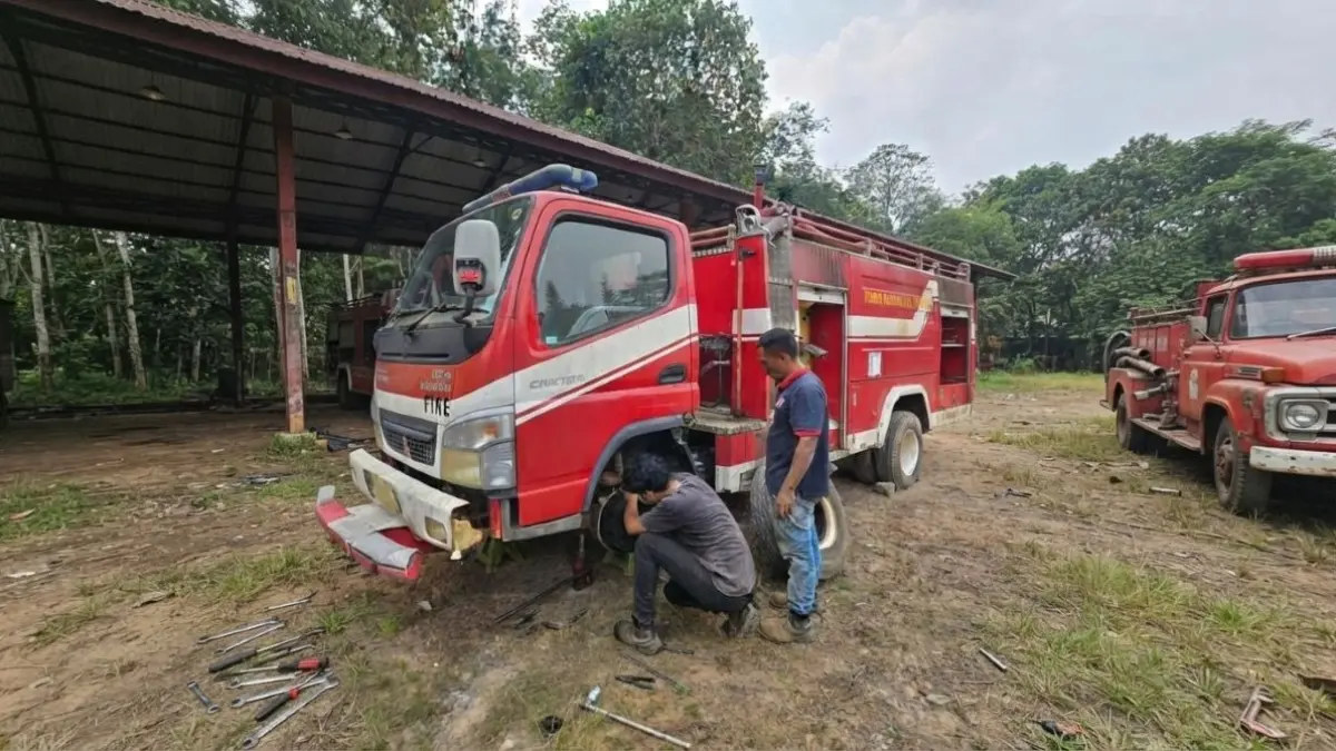 DIPERBAIKI: Mekanik PT. Gemareksa membantu perbaikan mobil Damkar milik Pemkab Lamandau yang lama rusak. FOTO: IST/RADAR SAMPIT