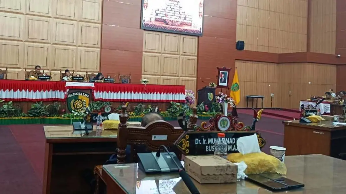 DPRD Kota Palangka Raya saat rapat paripurna menyampaikan Pemandangan Umum Fraksi terhadap nota keuangan Perubahan APBD 2026.(yusho/radarsampit)