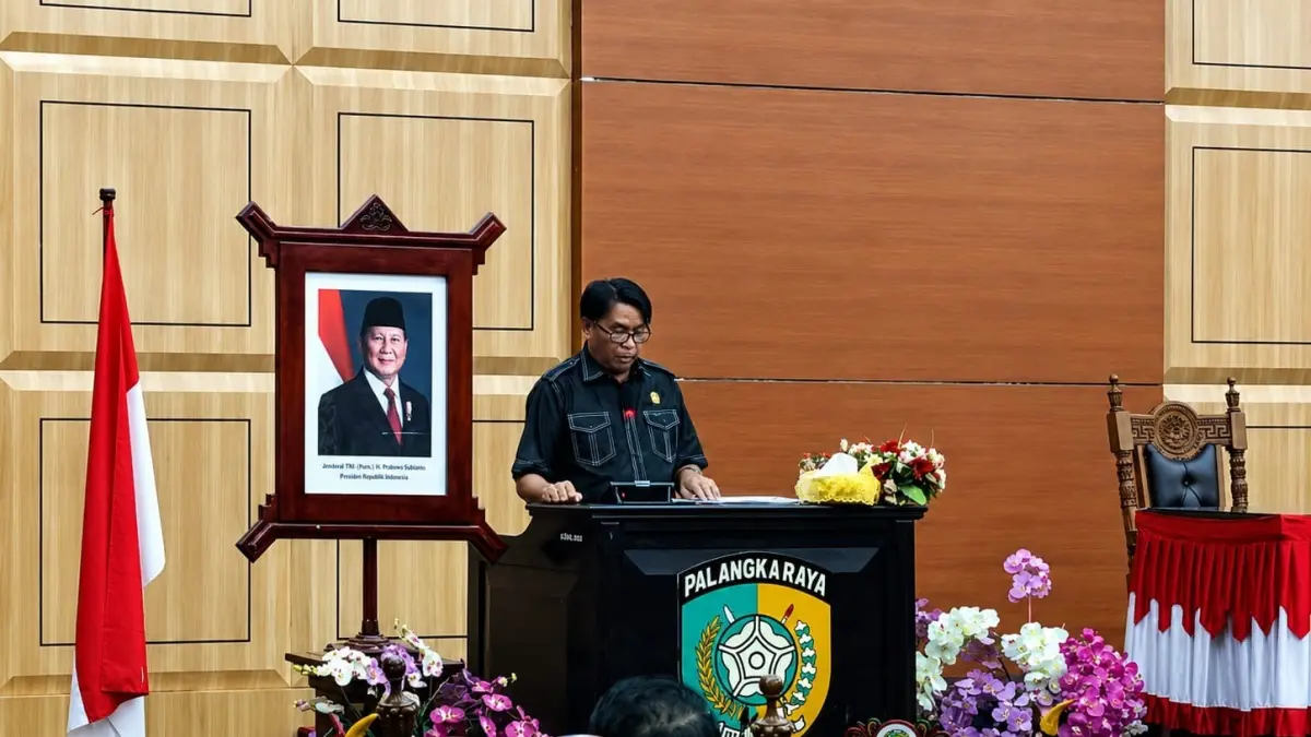 Dudie B Sidau menyampaikan pemandangan umum Fraksi PDI Perjuangan pada rapat paripurna.(yusho/radarsampit)