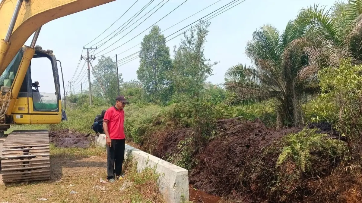 EMBUNG: Kepala UPTD Pemeliharaan Jalan, Drainase dan Pertamanan Dinas SDABMBKPRKP Kotim Suhardiyono memantau pengerjaan embung mendukung penanganan Karhutla, baru-baru tadi. FOTO: IST/RADAR SAMPIT