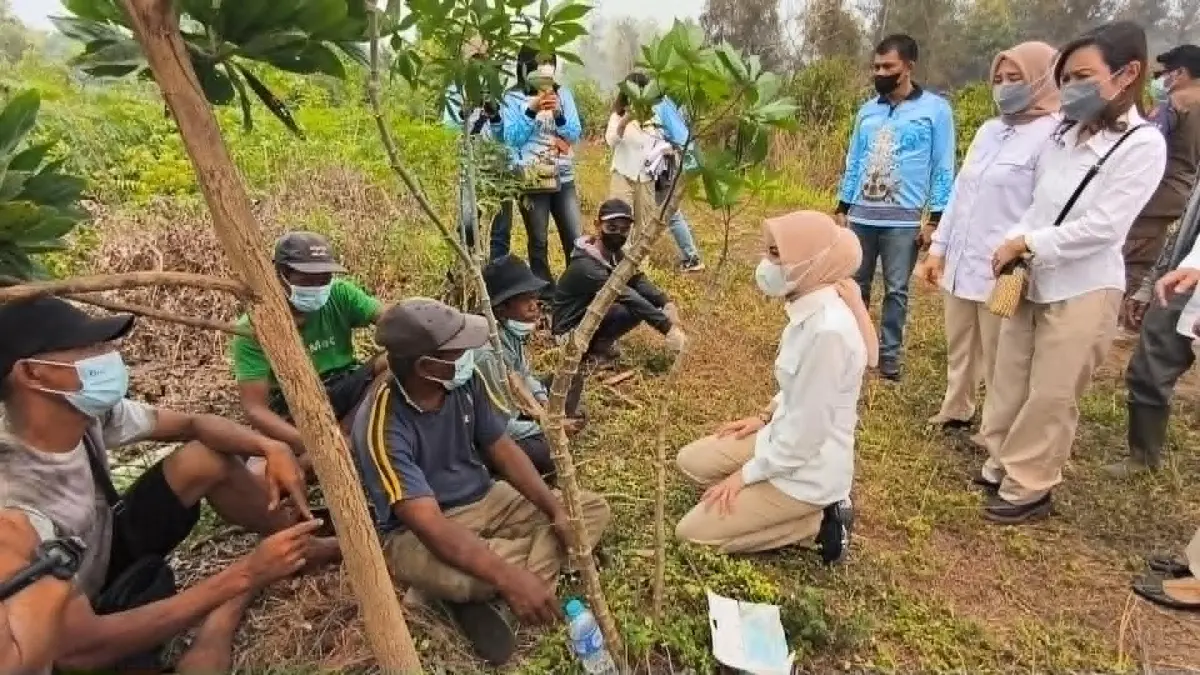 Istri Gubernur Kalteng Agustiar Sabran, Aisyah Thisia Halijam saat menemui sejumlah warga dan relawan pemadaman karhutla, Rabu (2/9). Selain memberikan motivasi dan menyerah aspirasi, dirinya juga membawa bantuan logistik. (dodi/radarsampit)