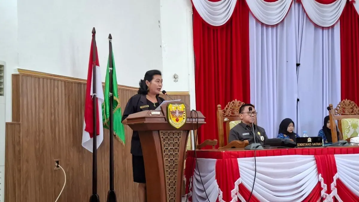 Juru bicara Fraksi Gerakan Nasional DPRD Gunung Mas Rayaniatie Djangkan saat menyampaikan pandangan fraksinya.(istimewa)