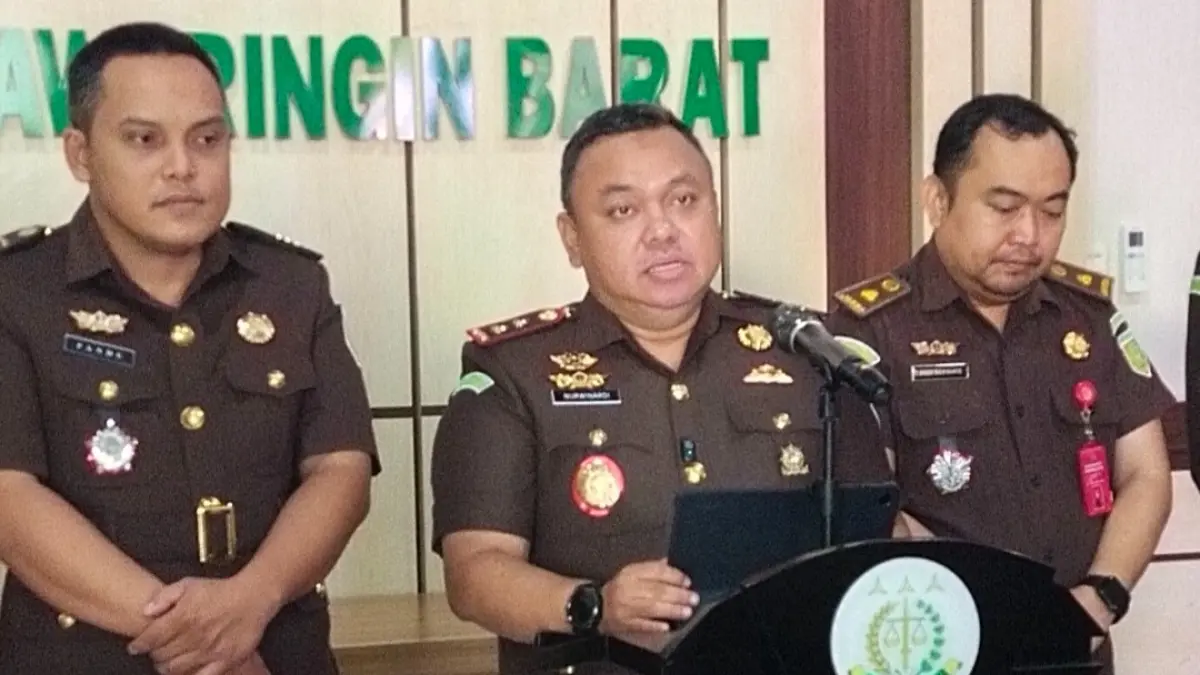 Kepala Kejaksaan Negeri (Kejari) Kobar, Nurwinardi saat ditanya wartawan perihal vonis banding kasus dugaan korupsi pabrik tepung ikan Kotawaringin Barat. (Syamsudin/Radar Sampit)