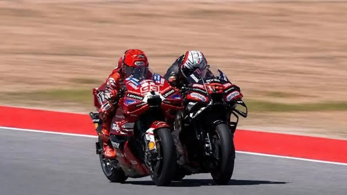 Marc Marquez dan Marco Bezzecchi saat berduel ketat, menjelang saat balapan kelas utama MotoGP Aragon, Spanyol 2026, akhir pekan lalu.(net)