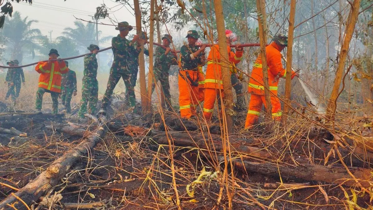 PEMADAMAN: Petugas gabungan saat melakukan pemadaman lahan yang terbakar di Jalan Tjilik Riwut kilometer 3, Baamang, Sampit, belum lama tadi. FOTO: YUNI/RADAR SAMPIT