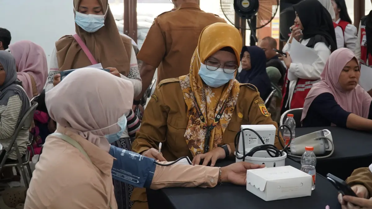 PLN UID Kalselteng bekerjasama dengan Puskesmas Guntung Manggis memberikan pemeriksaan kesehatan gratis, termasuk pemeriksaan terkait infeksi saluran pernapasan akut (ISPA).