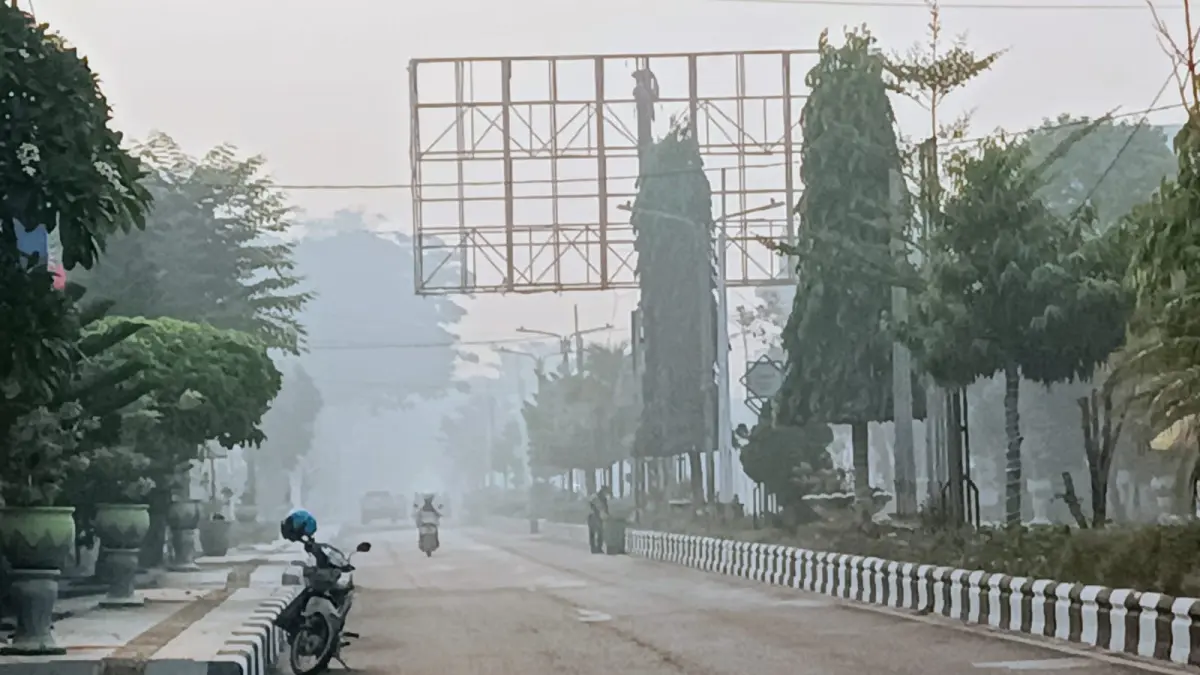 Suasana di Jalan Achmad Yani Sampit, diselimuti kabut asap akibat kebakaran hutan dan lahan, Rabu (2/9/2026). (Usay Nor Rahmad/Radar Sampit)&nbsp;