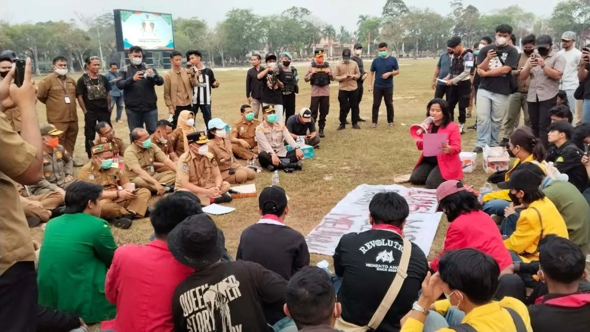 TERIMA ASPIRASI: Gubernur Kalteng Agustiar Sabran bersama jajarannya menerima aspirasi aliansi masyarakat terkait penanganan Karhutla. FOTO: MMC KALTENG/RADAR SAMPIT
