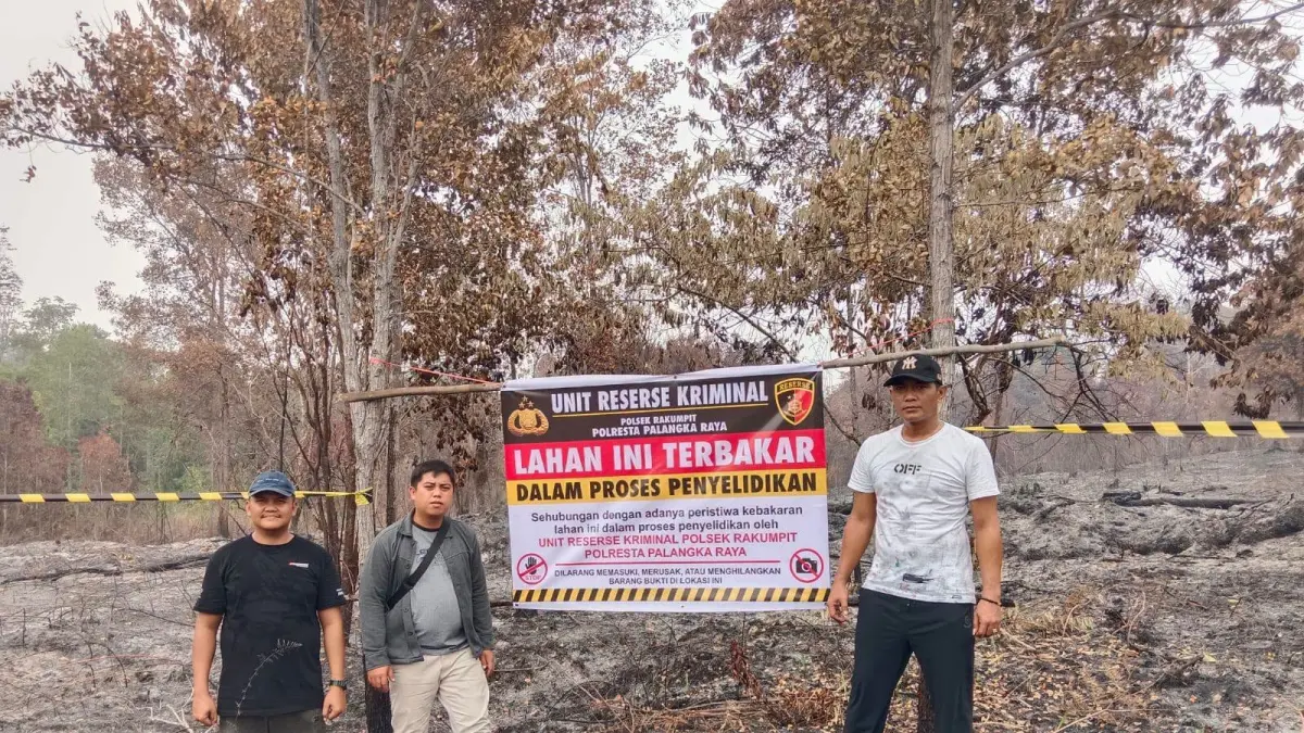 Di Kecamatan Rakumpit, Unitreskrim Polsek Rakumpit memasang police line di areal yang sebelumnya terbakar di Jalan Tumbang Talaken Km 78, Kelurahan Bukit Sua. Langkah tersebut dilakukan setelah personel bersama unsur terkait melakukan pemadaman di titik hotspot.(istimewa)