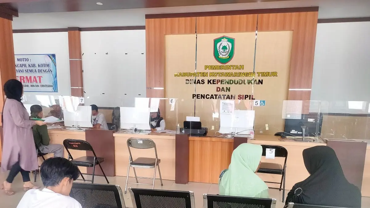 ADMINDUK: Pelayanan adminduk di Kantor Disdukcapil Kotim. FOTO: DOK. YUNI/RADAR SAMPIT 
