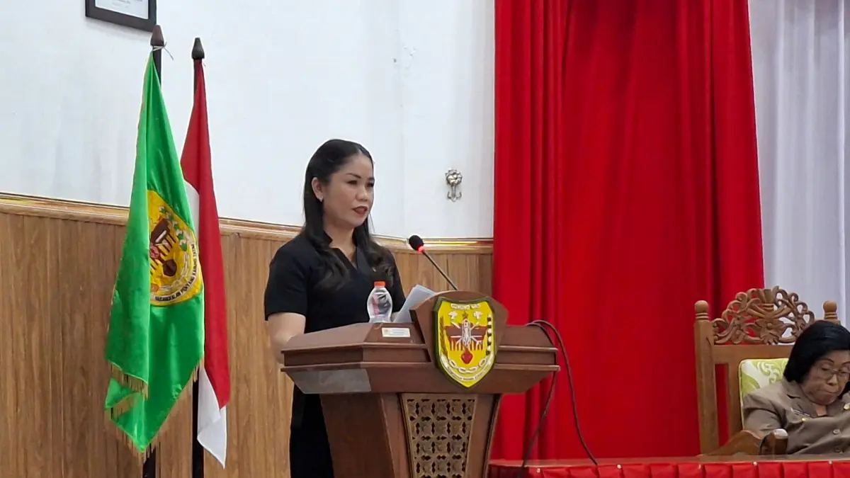Juru bicara Fraksi Demokrat DPRD Gunung Mas Karollina saat menyampaikan pandangan fraksinya. (ist)