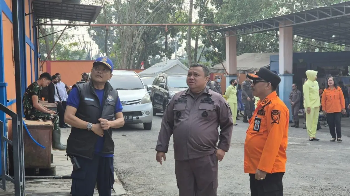 Kajari Kobar, saat berada di kantor BPBD bersama kepala Pelaksana BPBD Kobar. (syamsudin/radar sampit)