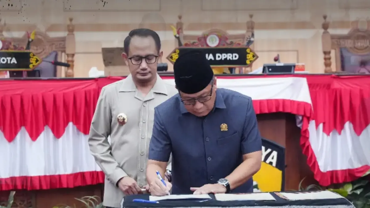 Ketua DPRD Subandi bersama Wali Kota Palangka Raya menandatangani nota keuangan Perubahan APBD 2026.(dok.yusho/radarsampit)