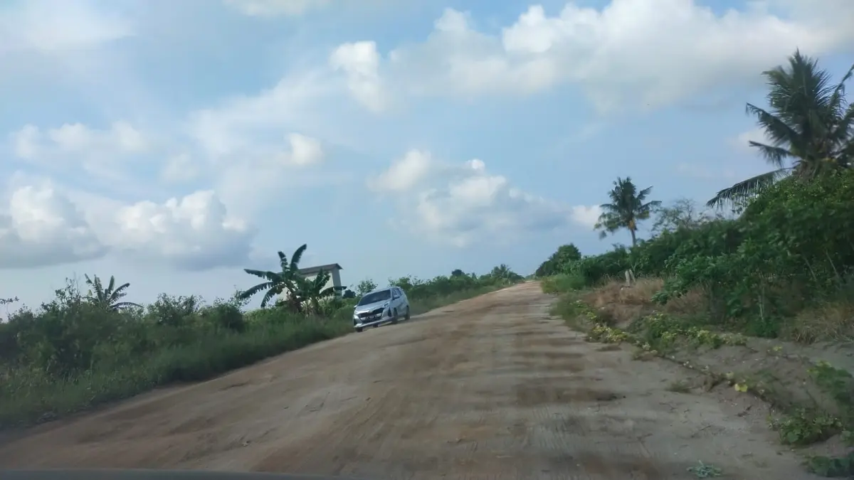 Kondisi jalan poros pesisir yang sudah membaik membuat akses pemasaran hasil kebun warga menjadi lebih mudah. (Fauziannur/Radar Sampit)&nbsp;