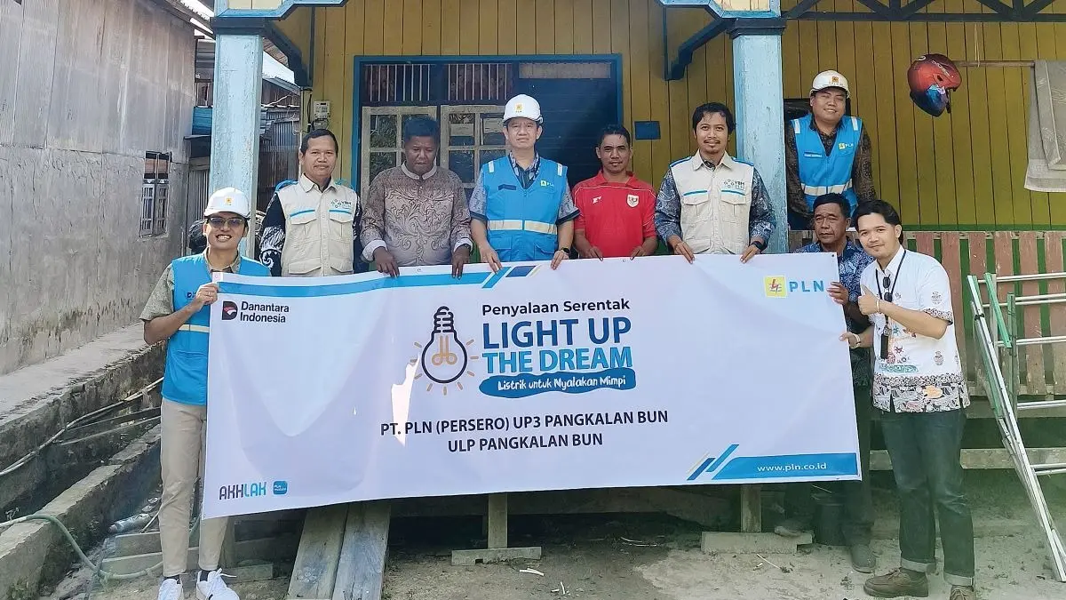 Manager PLN UP3 Pangkalan Bun, Saut Pardomuan Pandjaitan (tengah) berfoto bersama salah satu penerima manfaat program LUTD, Mustali, di Pangkalan Bun.