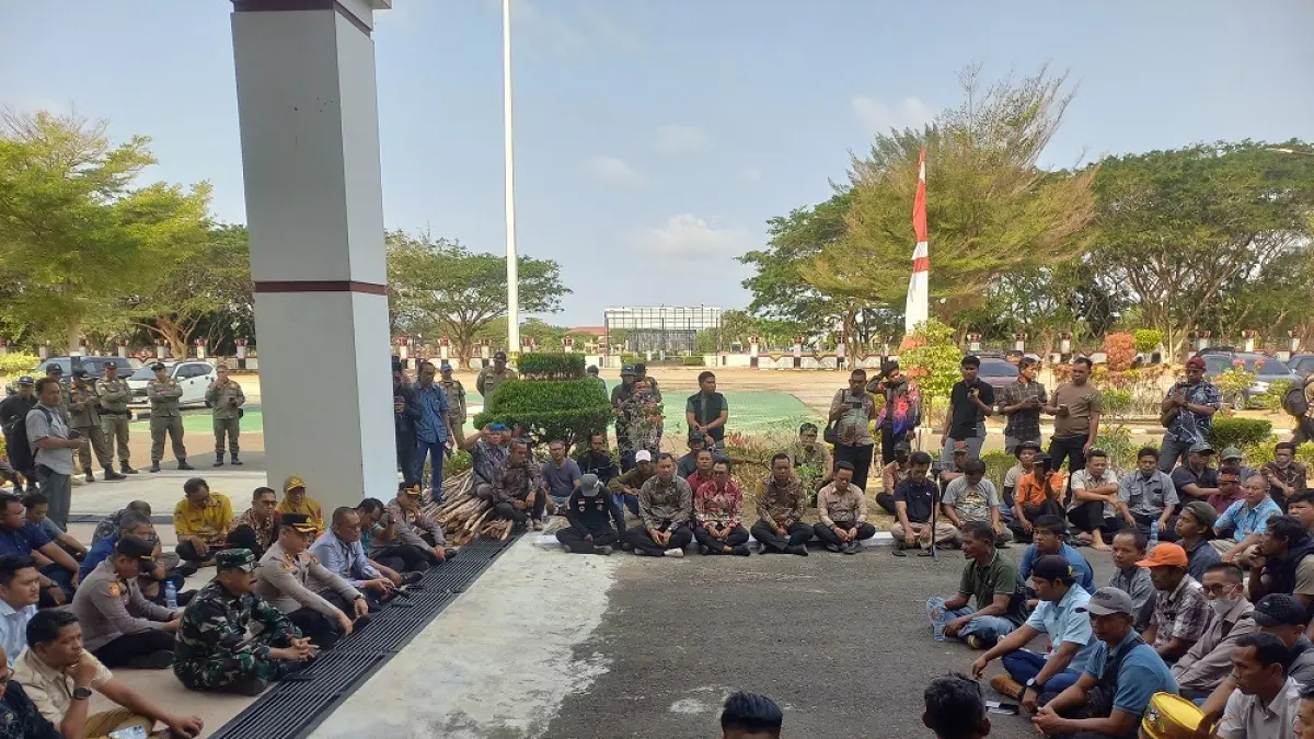 Massa dari warga empat desa saat kembali mendatangi Kantor Bupati Seruyan, dan menuntut diwujudkannya plasma, Kamis (3/9). (rifani/radarsampit)