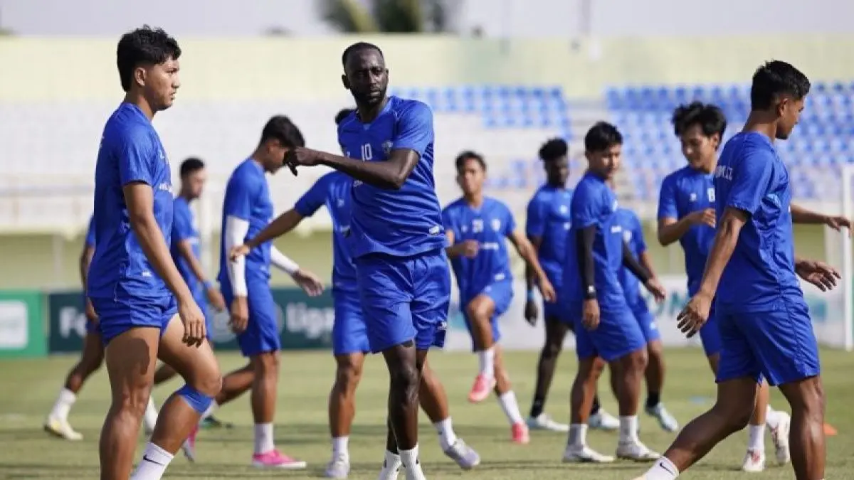 Pemain Isenmulang Kalteng FC saat berlatih, sebagai persiapan debut mereka di Super League 2026/2027. (dok.antara)