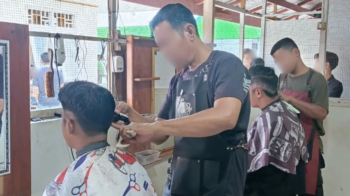 Pembinaan kemandirian melalui keterampilan mencukur rambut di Lapas Sampit. 