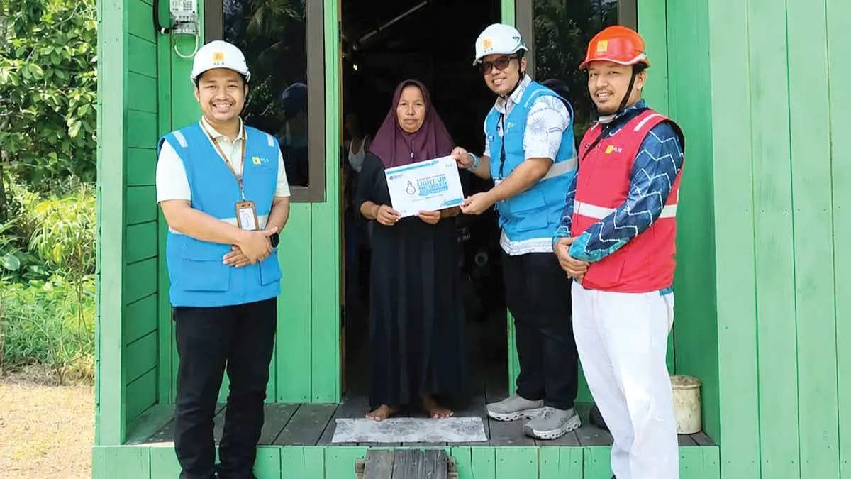 Penyerahan bantuan program Light Up The Dream (LUTD) kepada salah satu penerima manfaat di Kuala Pembuang